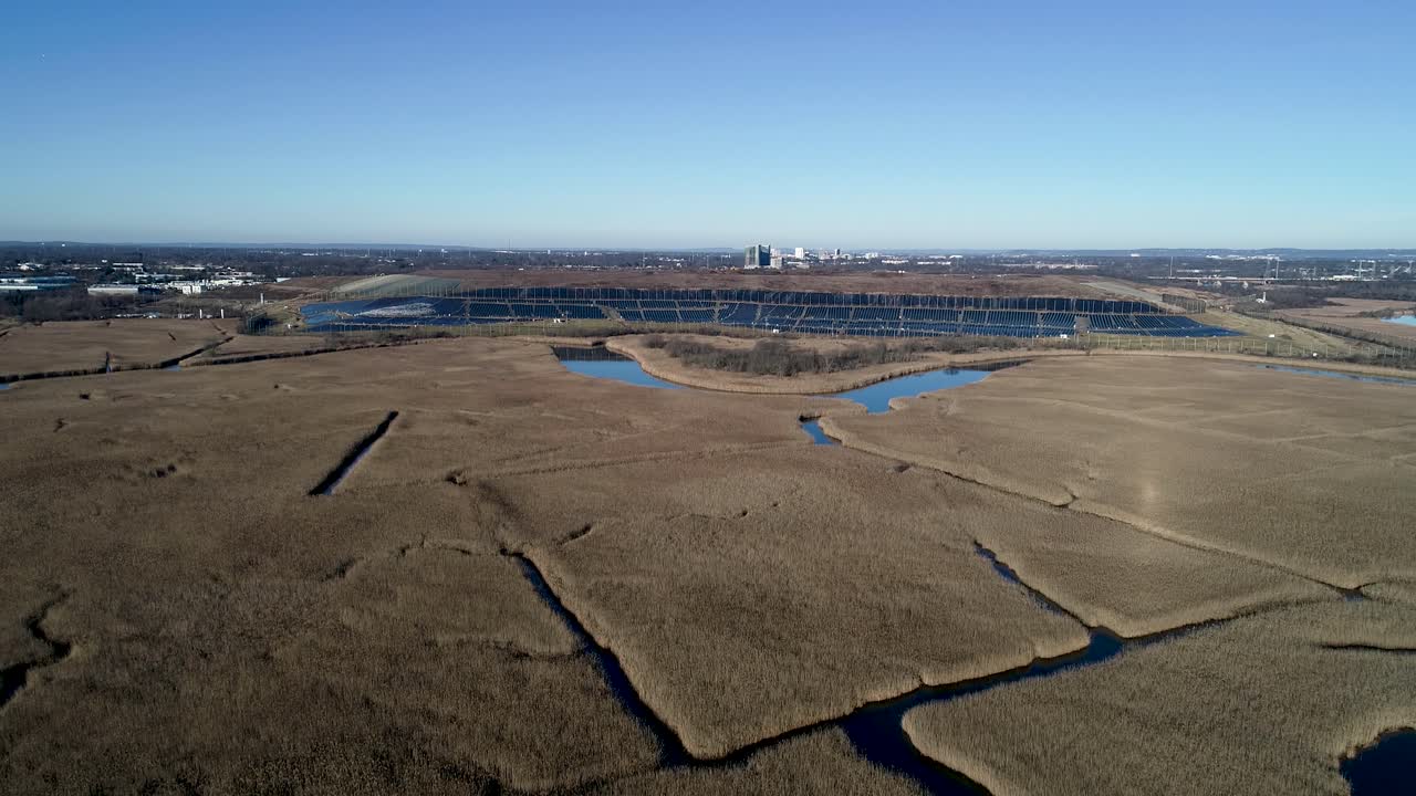 vista aérea de un pantano de marea que se acerca a una granja solar en sayreville, nueva jersey