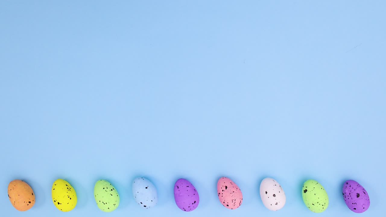 다른 색의 이스터 달은 파란 테마의 부분에서 왼쪽으로 오른쪽으로 이동합니다. 움직임을 멈추십시오.