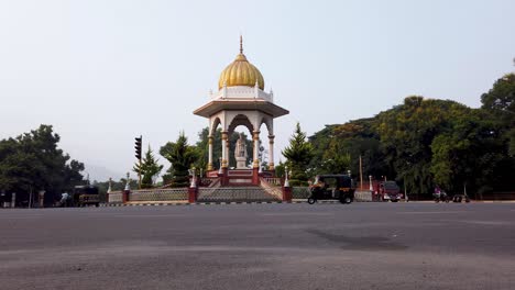 una vista temprana de la mañana del círculo jaya chamaraja vodeyar construido como un monumento al último gobernante de mysore en karnataka, india en resolución 4k.