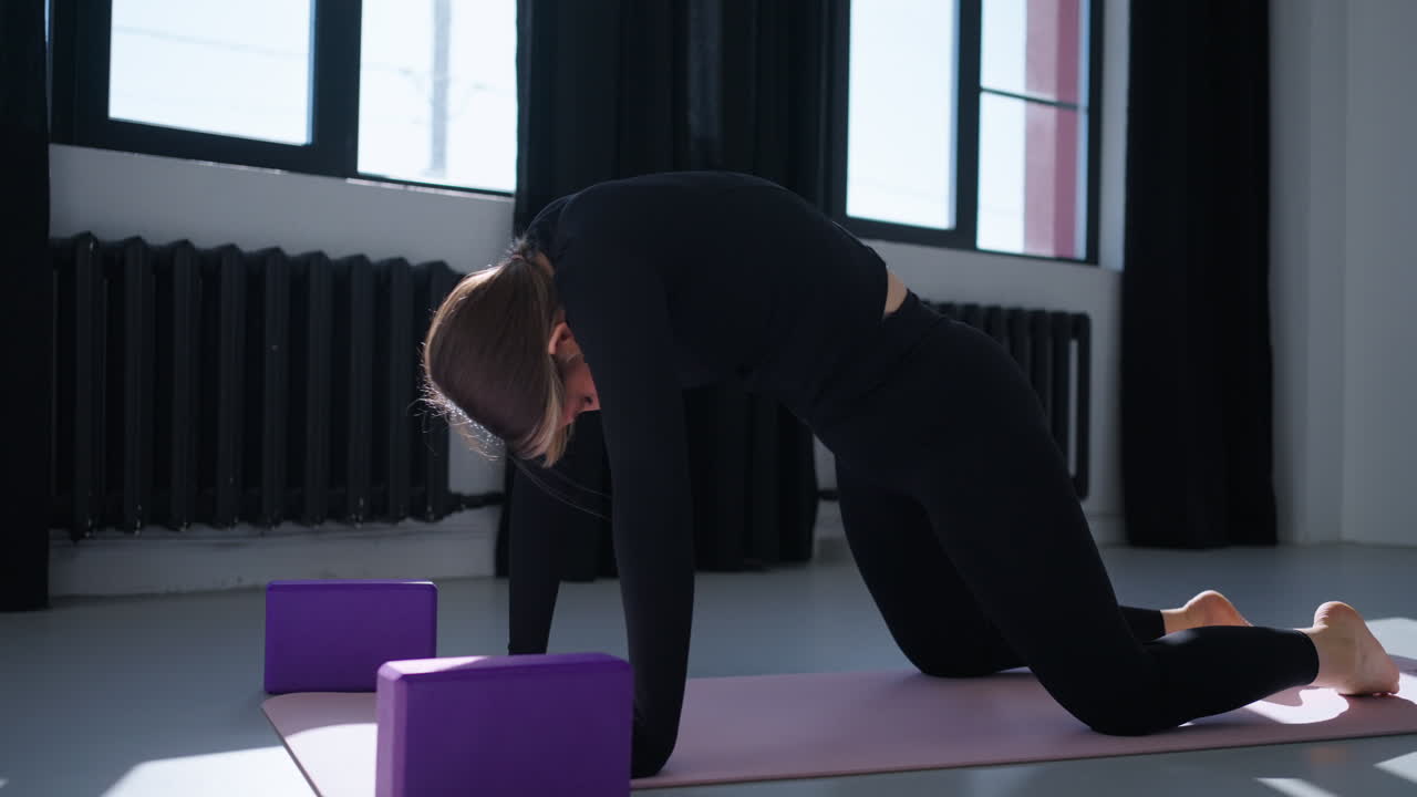mujer practicando yoga en un estudio