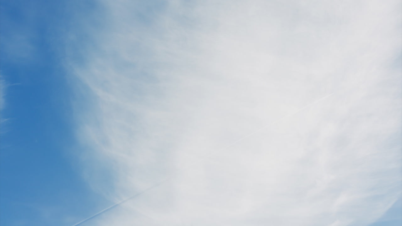 Céu Azul Brilhante Adornado com Nuvens Delicadas, Capturando a Essência de um Dia Sereno ao Meio-dia
