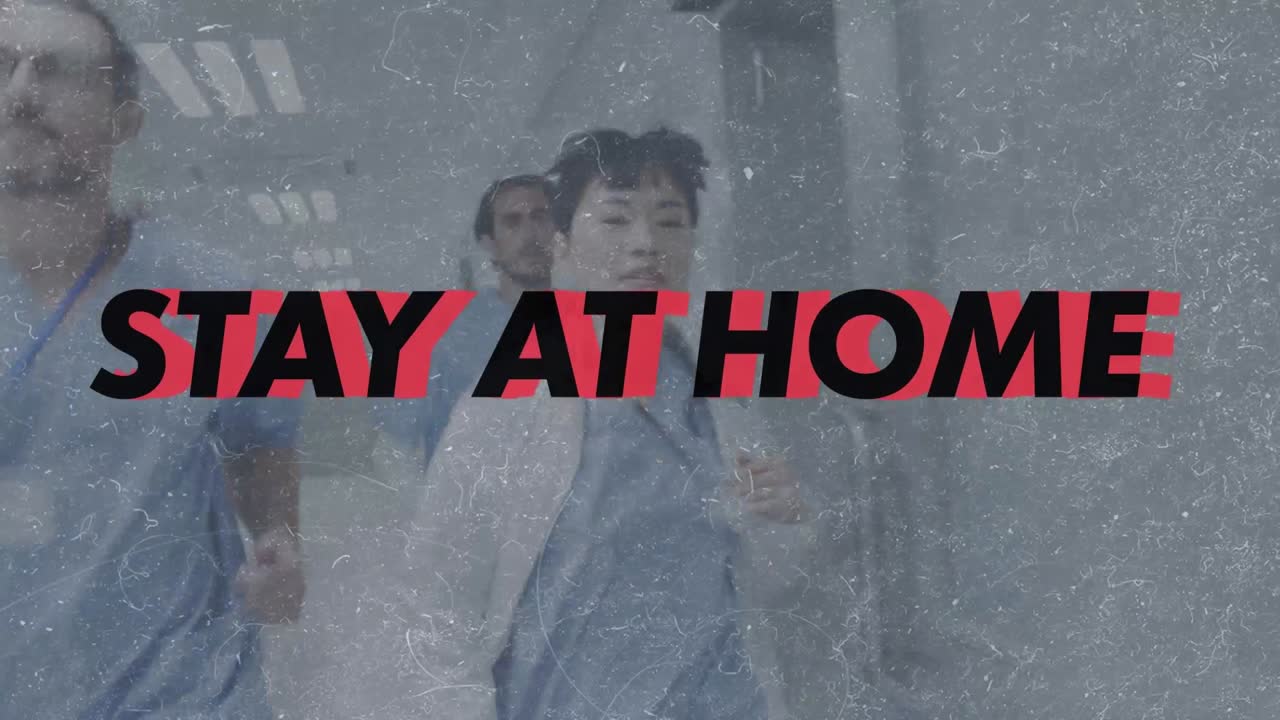 quédese en casa y esté a salvo texto contra el equipo de trabajadores de la salud corriendo en el pasillo del hospital