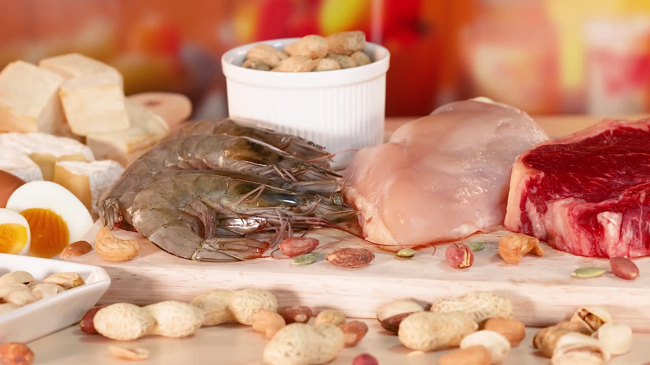 variedad de carnes, nueces y mariscos expuestos