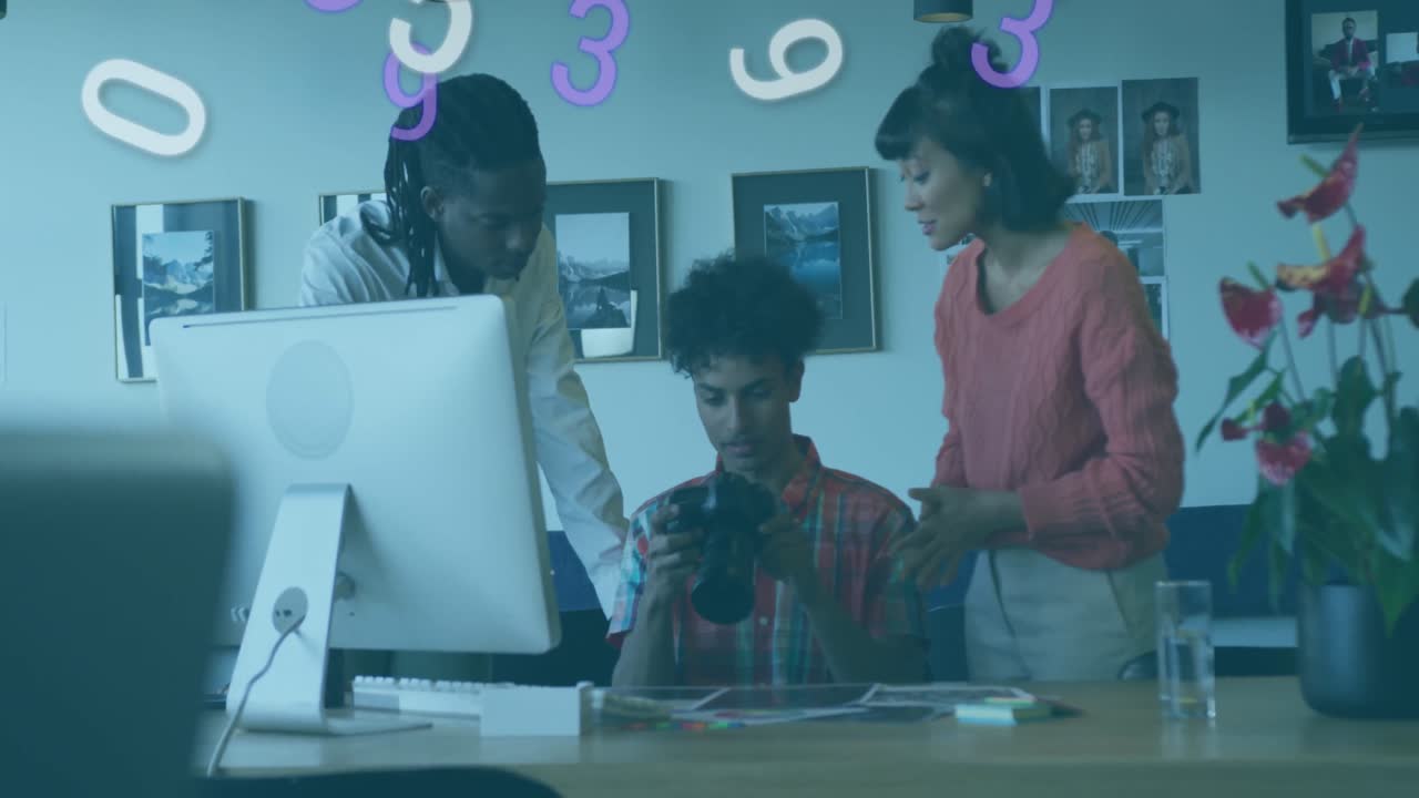 animazione di numeri e elaborazione di dati su uomini d'affari che lavorano in ufficio.