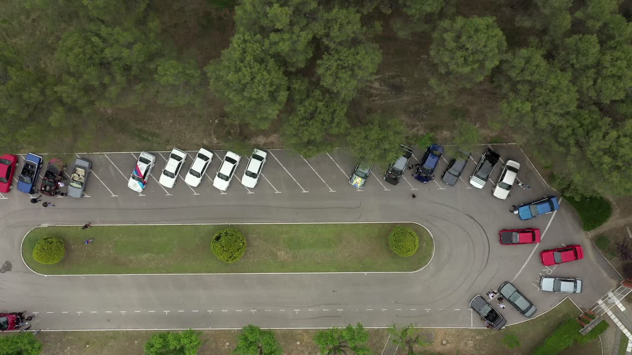 주차장에 주차된 여러 대의 자동차를 하향식으로 보는 흥미로운 모습