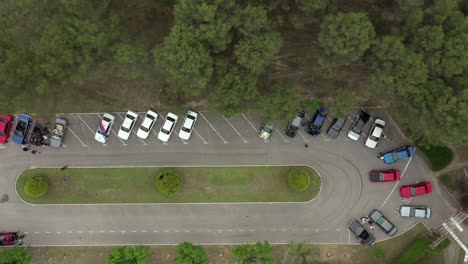 Interessanter-Blick-Von-Oben-Auf-Mehrere-Autos,-Die-Auf-Einem-Parkplatz-Geparkt-Sind