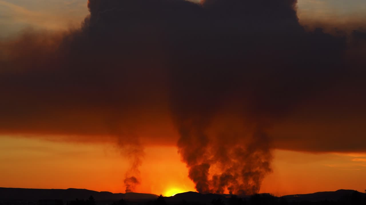 grindavík 화산에서 엄청난 스모그, 심장 모양의 구름, 아이슬란드 해가 뜨는 - 4k