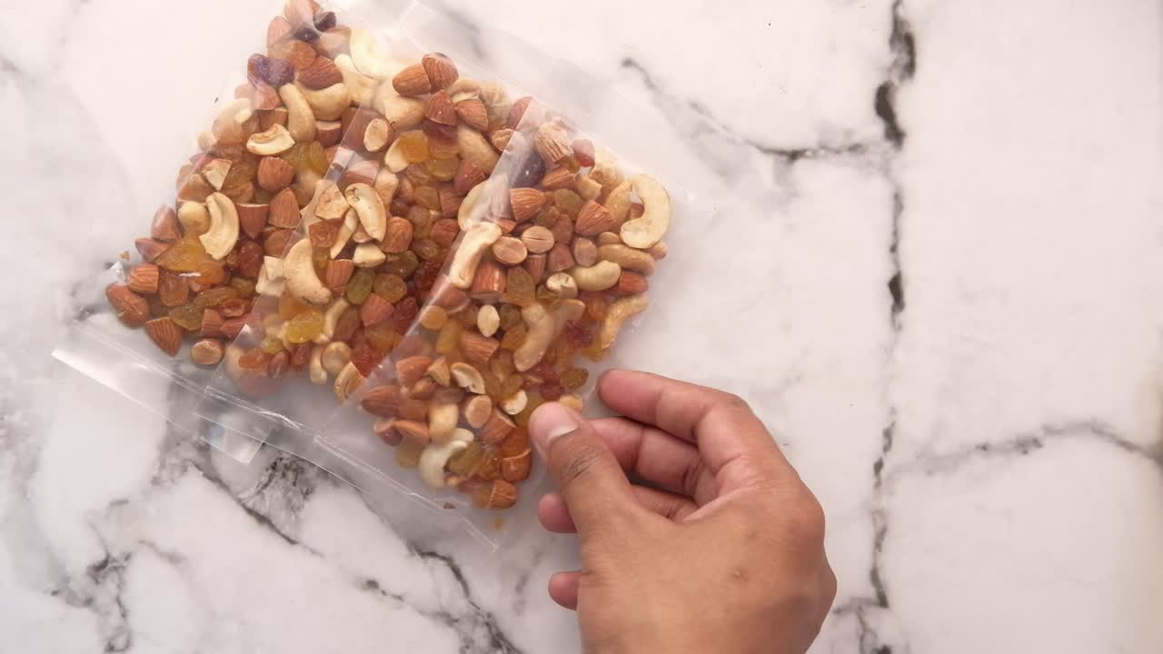 Frutta secca mista e uvetta in sacchetti