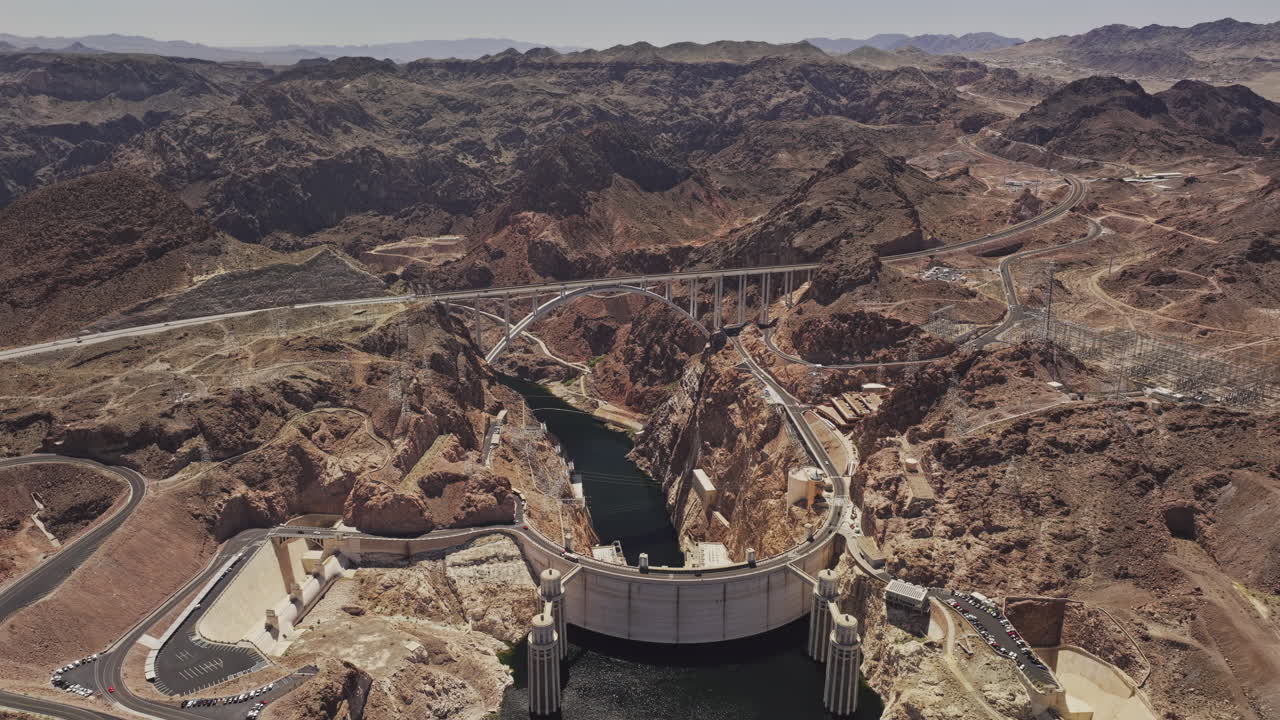 Hoover Dam Nevada Aerial v18, vista a volo d'uccello, sorvolo del terreno desertico e accidentato che cattura la diga di cemento e il ponte di bypass che attraversa il Black Canyon del fiume - Scattato con Mavic 3 Pro Cine - 16 aprile 2024