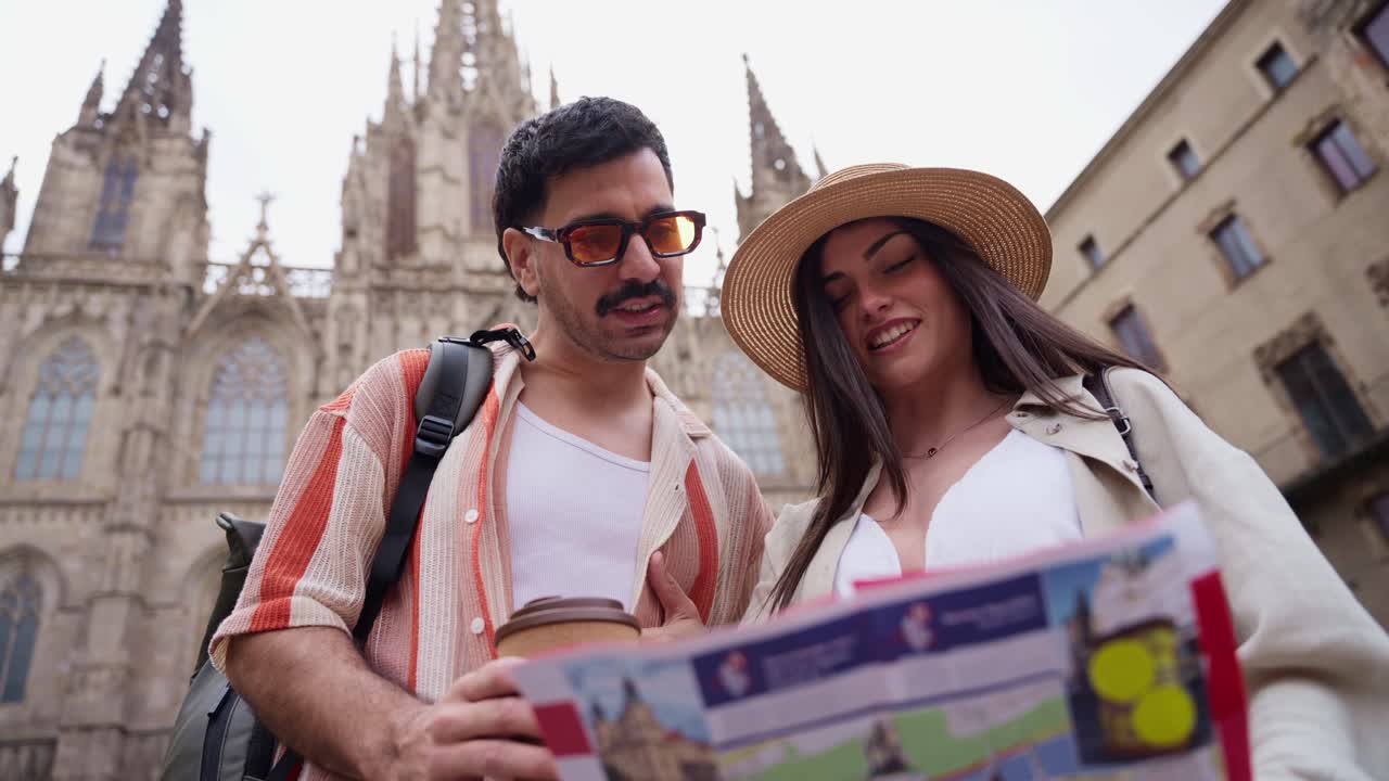 Felice coppia di turisti che guarda una mappa in una città europea