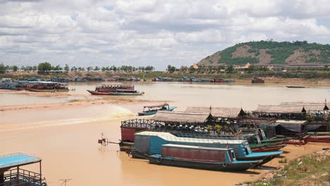 puerto a orillas de un lago marrón fangoso en asia