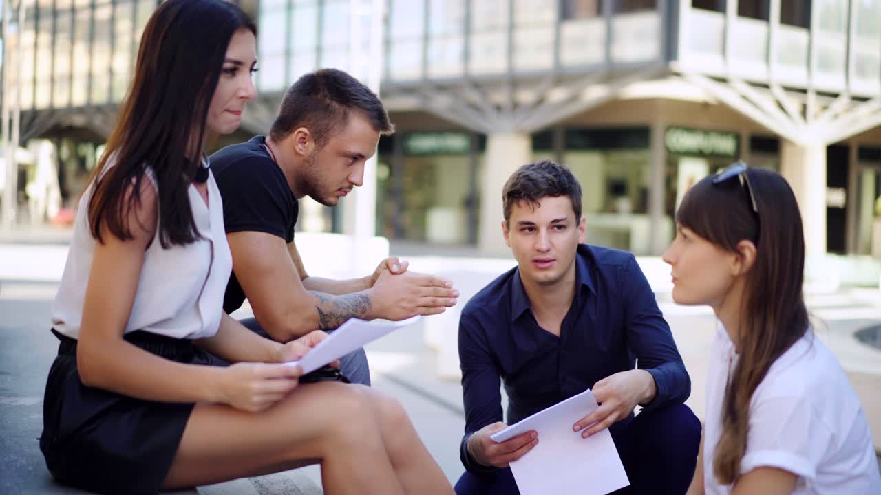 reunión de equipos empresariales creativos en el trabajo moderno. grupo de jóvenes discutiendo ideas de puesta en marcha, riendo