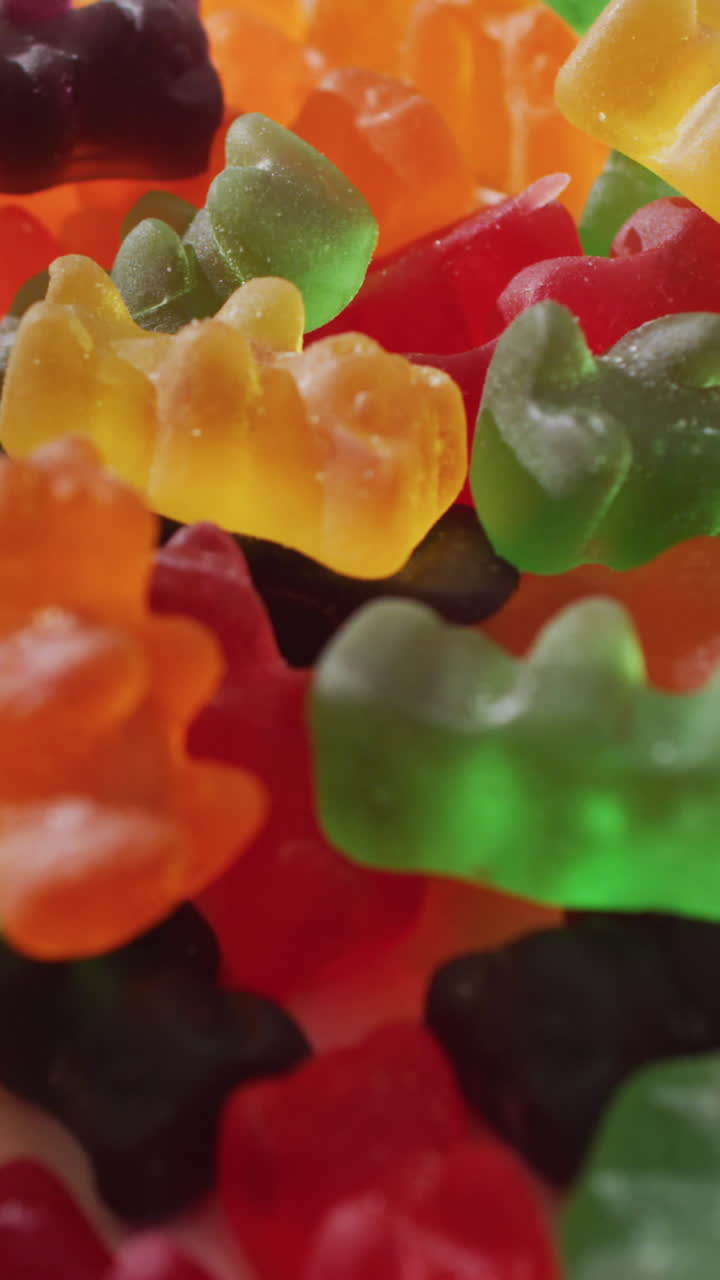 video de caramelos de jalea coloridos sobre un fondo blanco