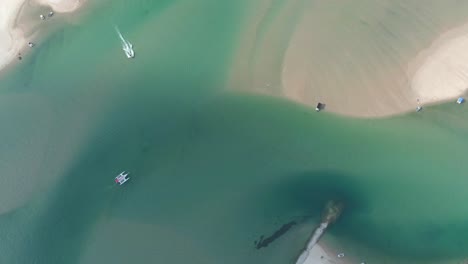 Gran-Barco-Blanco-Movimiento-Lento-En-Agua-Verde-Oscuro-Para-Encontrarse-Con-El-Sol-Al-Atardecer,-Vista-Superior-Del-Barco-4k-Video