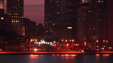 Chicagos-Seeuferfahrt-Ist-Während-Der-Goldenen-Stunde-Festlich-Und-Geschäftig