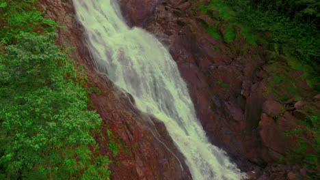 tomada de un avión no tripulado de una cascada en la selva de costa rica