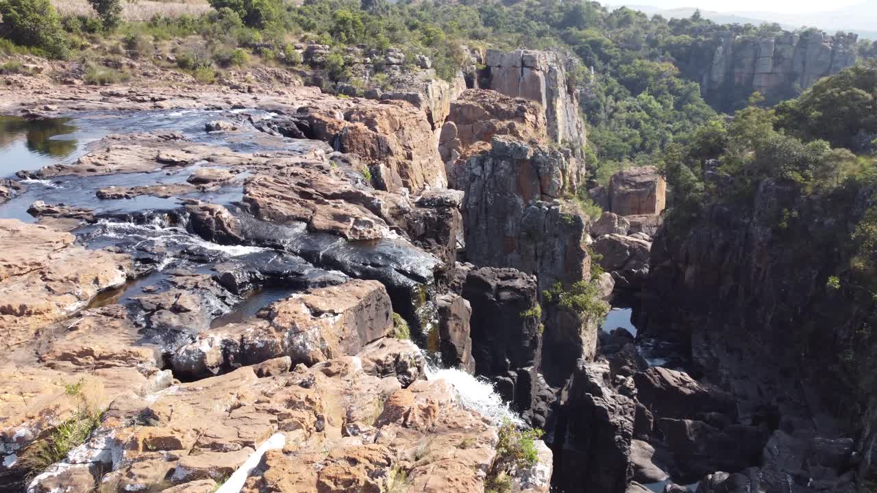 Cascata che si getta in una gola rocciosa nella boscaglia africana