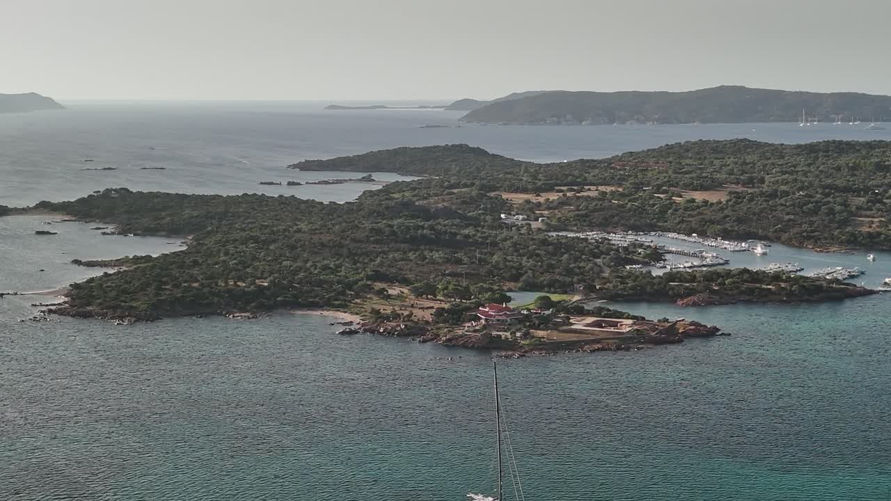 Navigare vicino alla costa della Sardegna in una giornata di sole d'estate