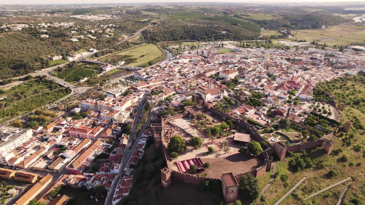 ciudad amurallada fortificada de silves, antigua capital del algarve en portugal - vista panorámica aérea delantera