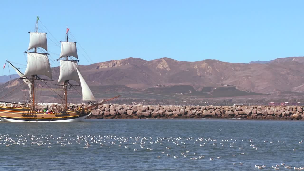 una goleta maestra alta navega en alta mar 7