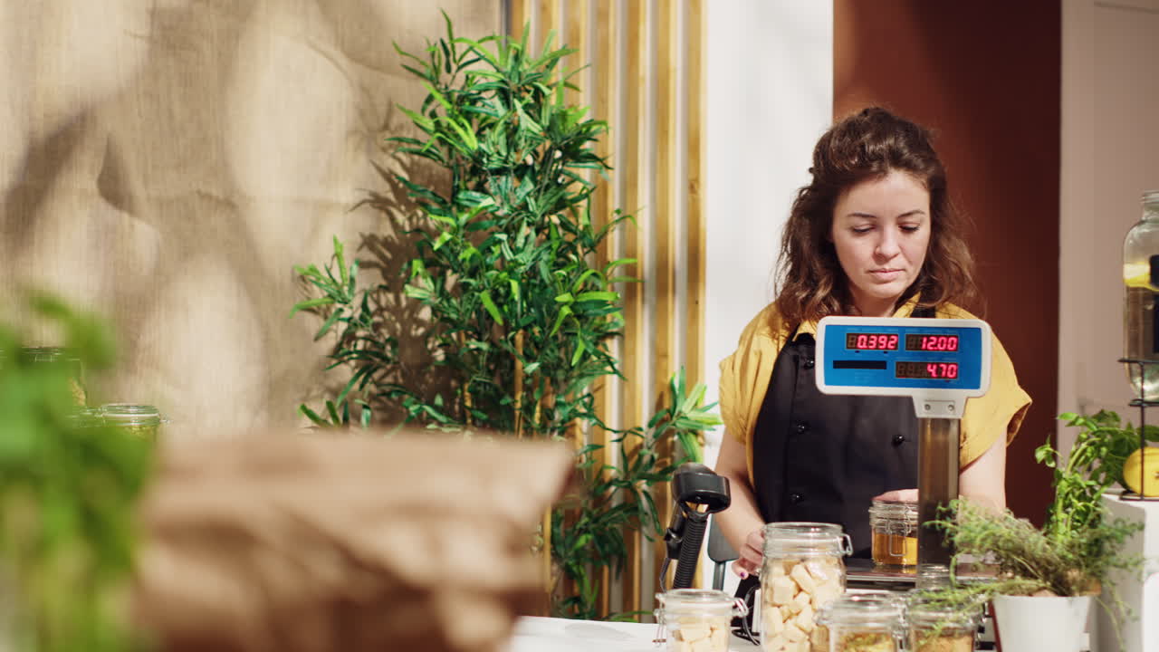 환경 친화적 인 슈퍼마켓 체크아웃 에서 사람