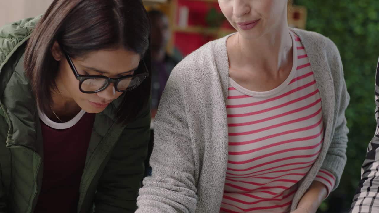 gente de negocios ingenieros desarrollando software aplicaciones desarrolladores web lluvia de ideas planificación de soluciones diseño colaborando en reuniones de oficina