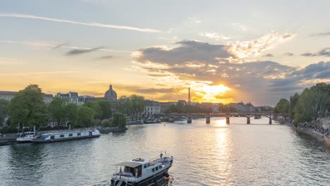 Lapso-De-Tiempo-De-La-Puesta-De-Sol-De-París-En-El-Río-Sena-Desde-Pont-Neuf:-Cielos-Cautivadores-Sobre-Un-Puente-Histórico,-La-Naturaleza-Se-Encuentra-Con-La-Arquitectura-En-La-Capital-De-Francia