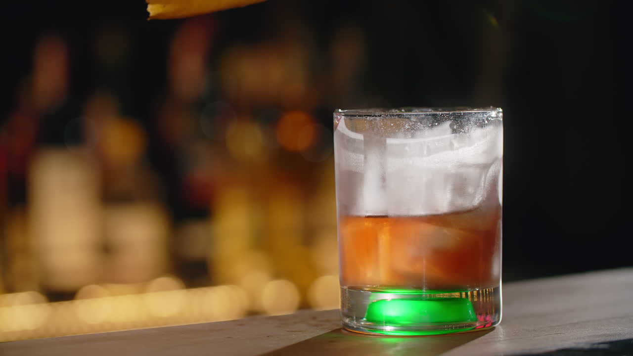 el camarero haciendo un cóctel.