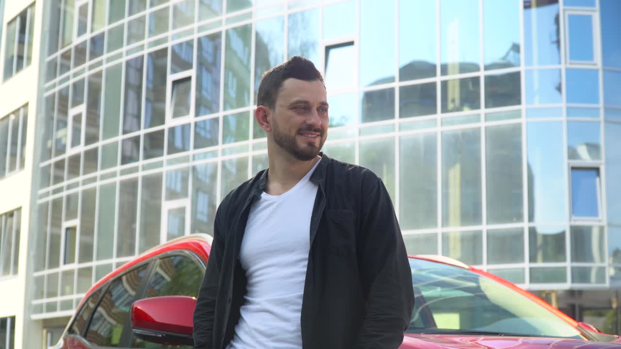 exitoso sonriente confiado joven empresario cerca de coche de lujo en un gran centro de negocios