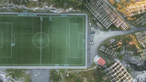 건조 대구 생선 선반이 있는 섬의 헤닝스베르에 있는 로포텐의 가장 유명한 축구 축구장의 공중 전망