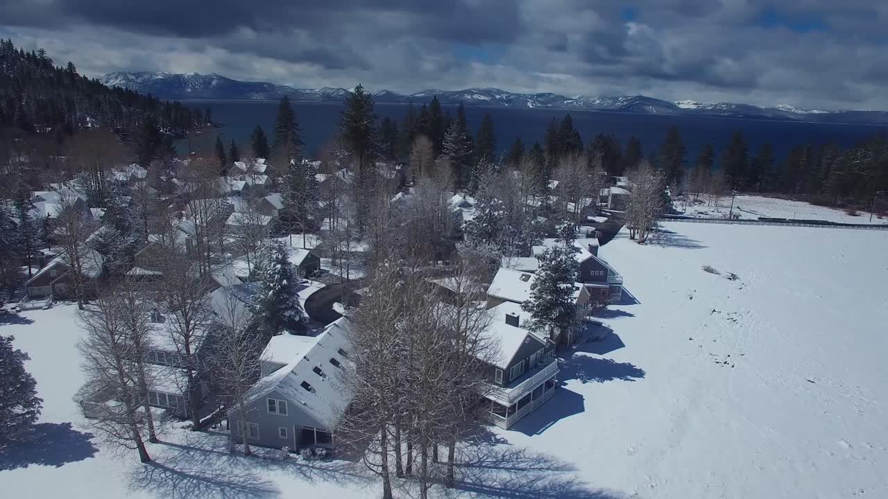 타호 호수 이온이 배경인 시에라 네바다 산맥의 눈 덮힌 마을 위의 공중