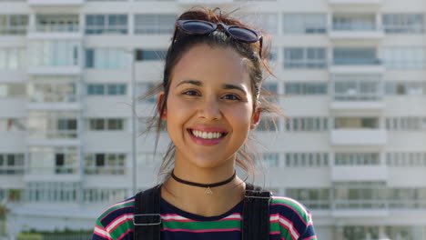 una joven estudiante de moda de pie afuera
