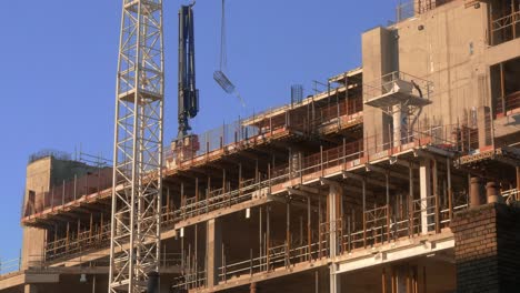 sitio de construcción en la hora dorada con plano estático del cielo azul