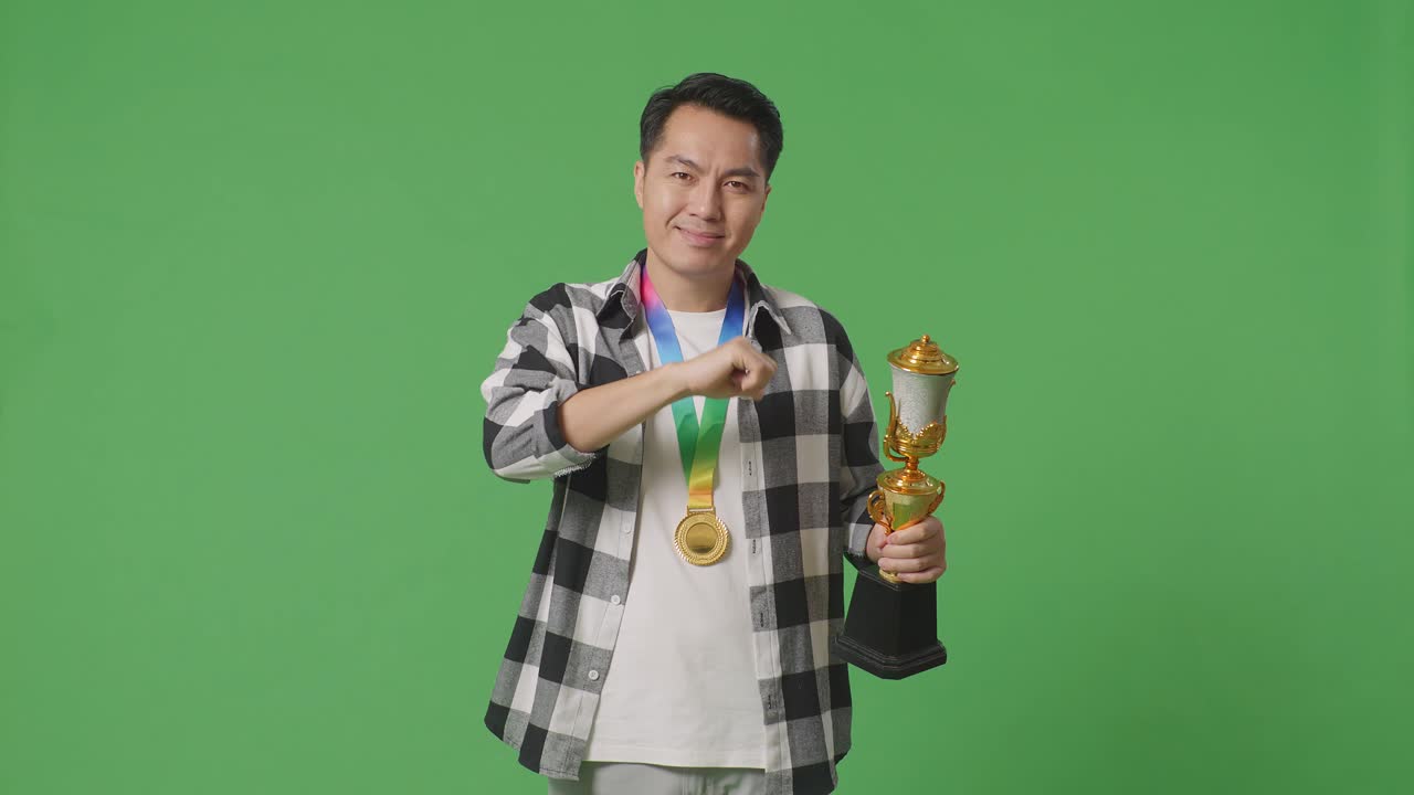 트로피 와 메달 을 들고 있는 사람