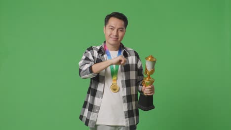 hombre con un trofeo y una medalla