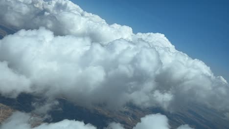 piloto inmersivo pov en una vuelta a la izquierda sobre algunas nubes con un cielo azul profundo