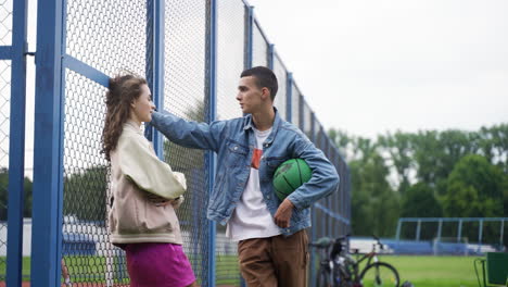 Adolescentes-Hablando-Al-Aire-Libre