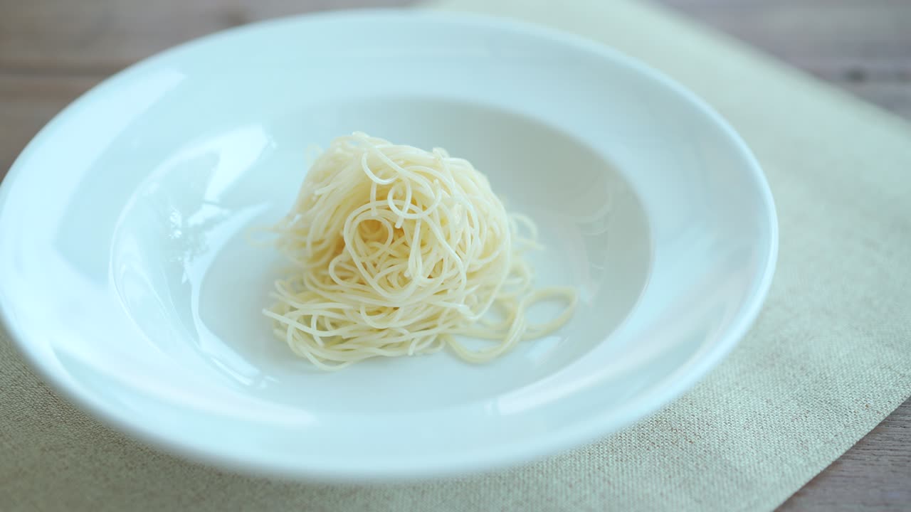 접시 에 있는 파스타 스파게티