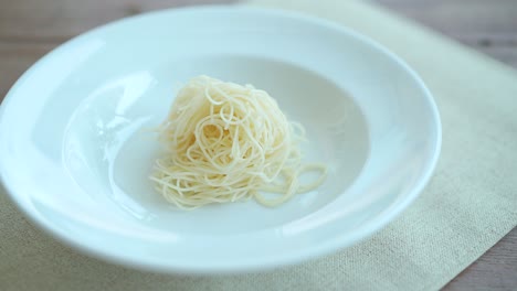 espagueti de pasta en el plato