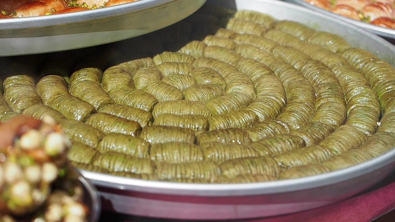 Vassoio di tradizionale baklava turca al pistacchio