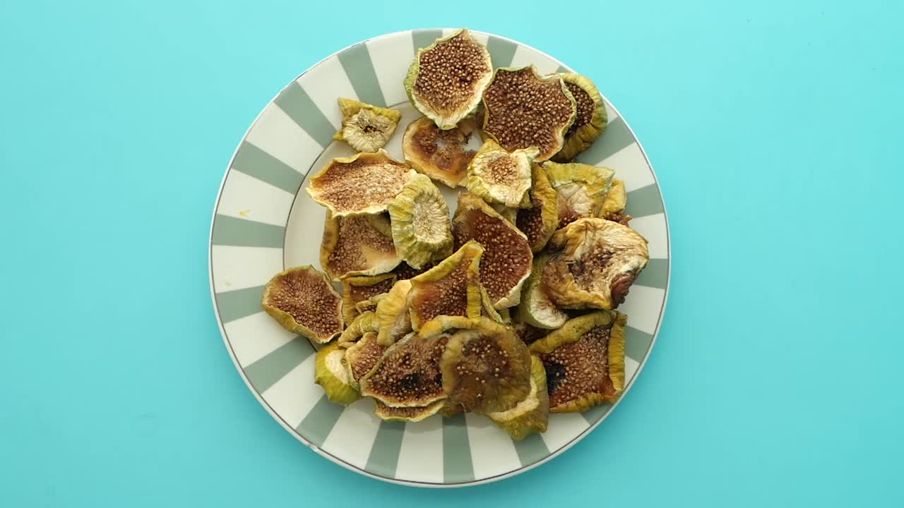 Fichi secchi su un piatto