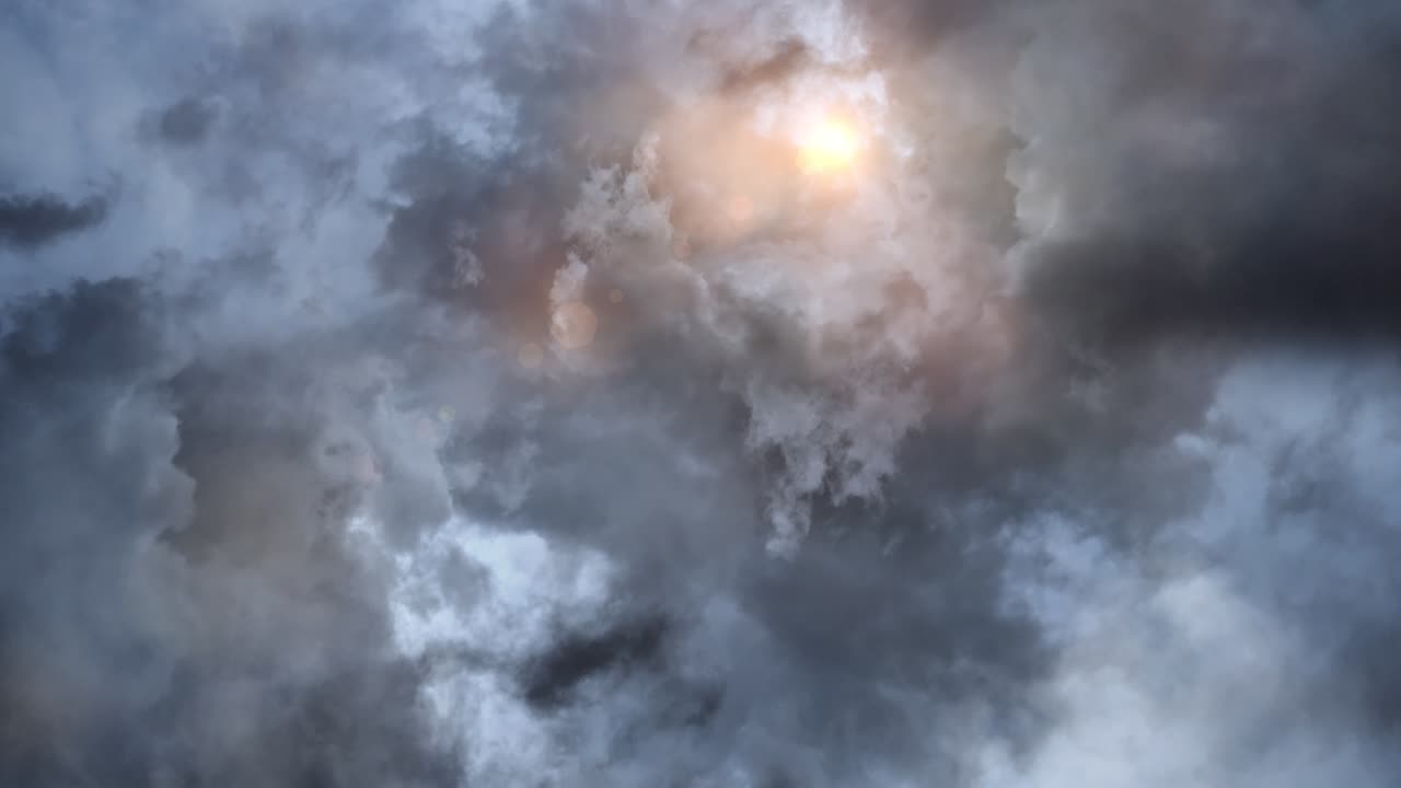 밝게 빛나는 태양과 함께 하늘에서 움직이는 어두운 구름