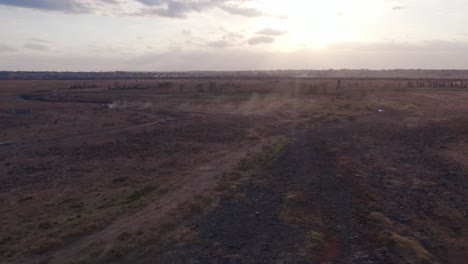 El-Vuelo-De-Un-Dron-Sobre-Un-Paisaje-Africano-árido-Muestra-Las-Consecuencias-Del-Calentamiento-Global