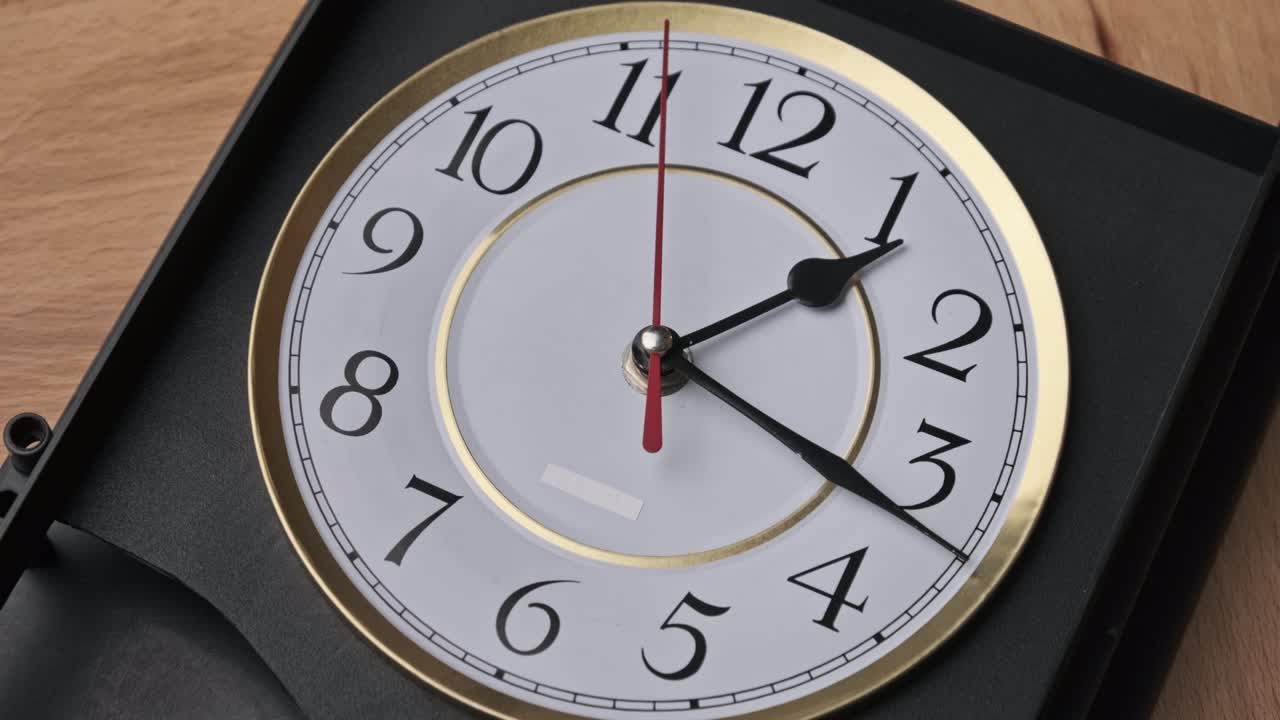 reloj de pared vintage con segunda mano móvil en fondo de madera