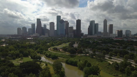 Toma-Aérea-De-Houston,-Texas,-A-La-Deriva-De-Izquierda-A-Derecha