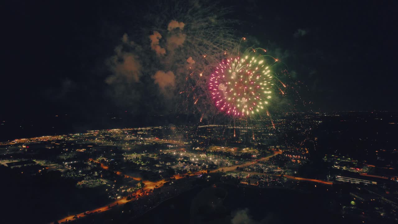 un final impresionante fuegos artificiales festivos el 4 de julio en vernon hills illinois ee.uu. - parque del siglo - con una vibración retro-vintage gradación de colores