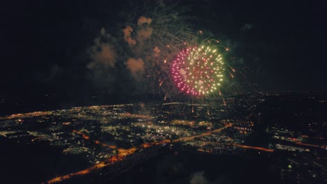 un final impresionante fuegos artificiales festivos el 4 de julio en vernon hills illinois ee.uu. - parque del siglo - con una vibración retro-vintage gradación de colores