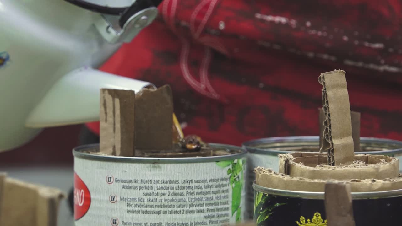 las velas de trinchera están hechas por ayudantes voluntarios