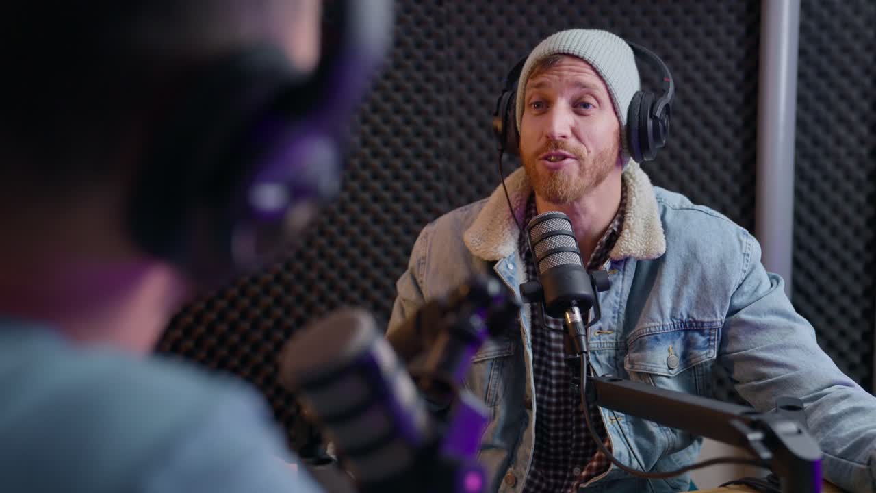 el podcaster se involucra con un invitado, haciendo preguntas y estrechando la mano. agradeciendo la entrevista. interacción dinámica, equipo profesional y la energía auténtica de la sesión de grabación de podcast en estudio