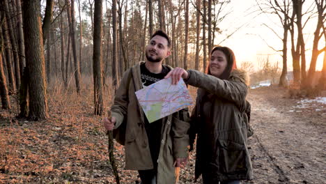 Pareja-Caucásica-Caminando-En-El-Bosque.